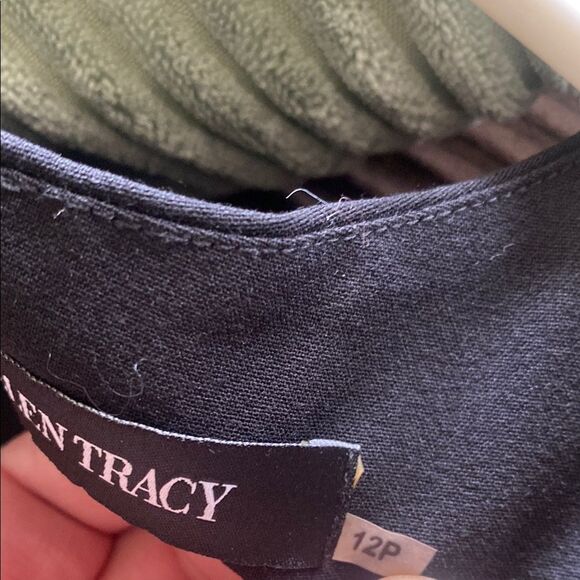 Elegant Black Dress with Gold Accent - Picture 7 of 7